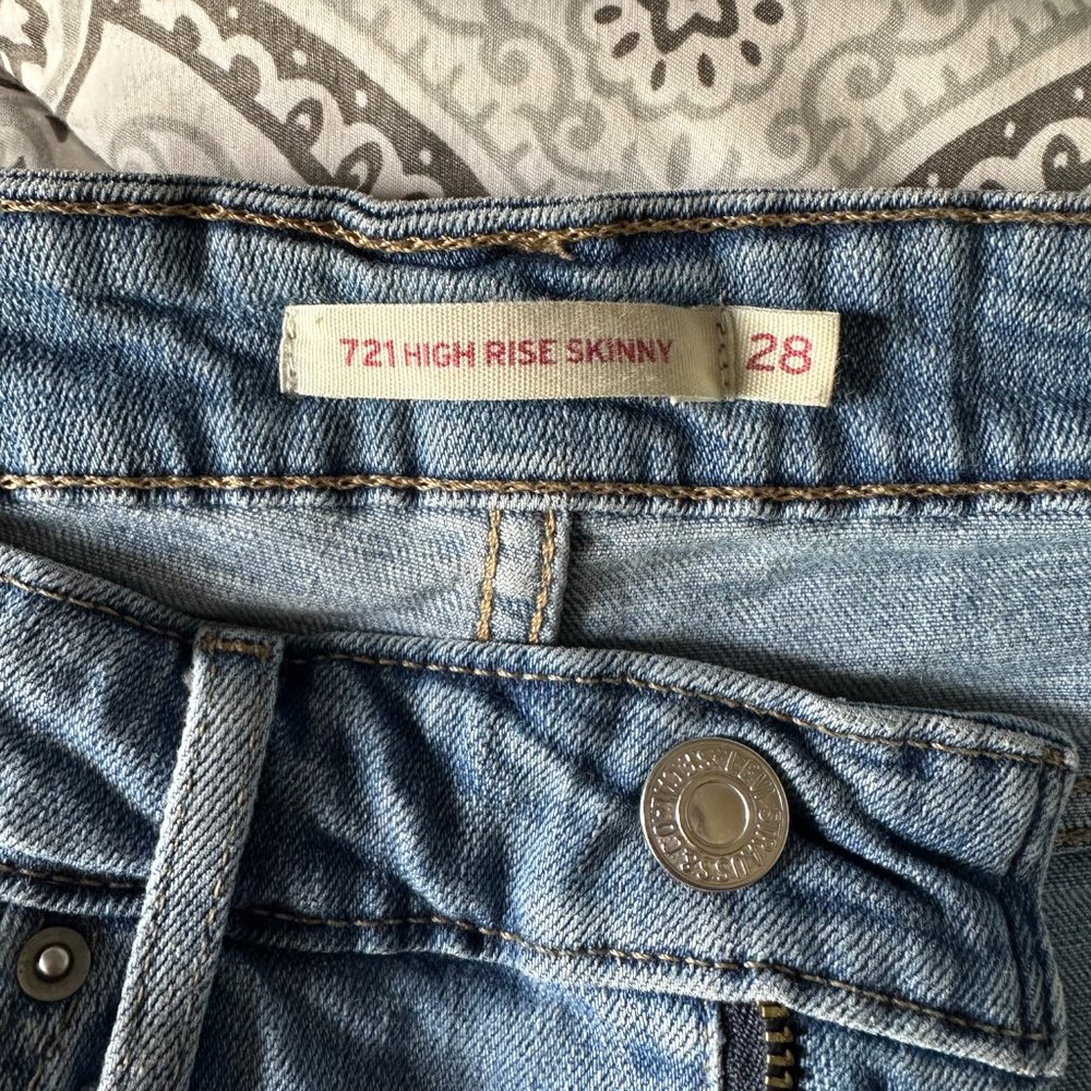Levi's High Rise Skinny Ripped Jeans - Picture 3 of 3